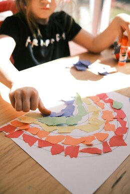 Kind bei einer kreativen Konzentrationsübung als Sinnbild für Kinderhypnose in Basel